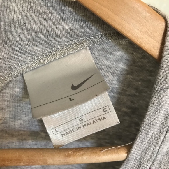 ✨3/$15✨ Vintage Nike Tee - Picture 3 of 3